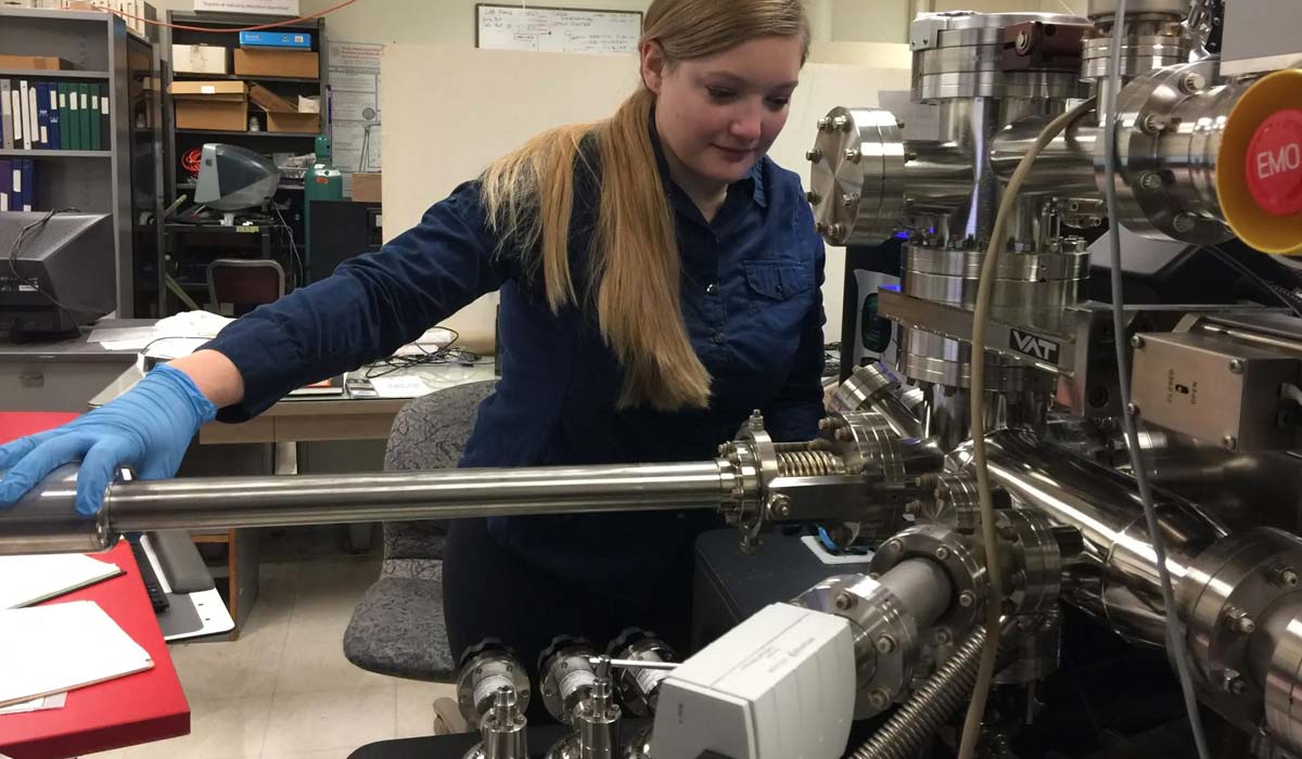 Ведущий автор Дженника Грир работает с атомным зондом. Авторство: Дитер Ишайм, Northwestern