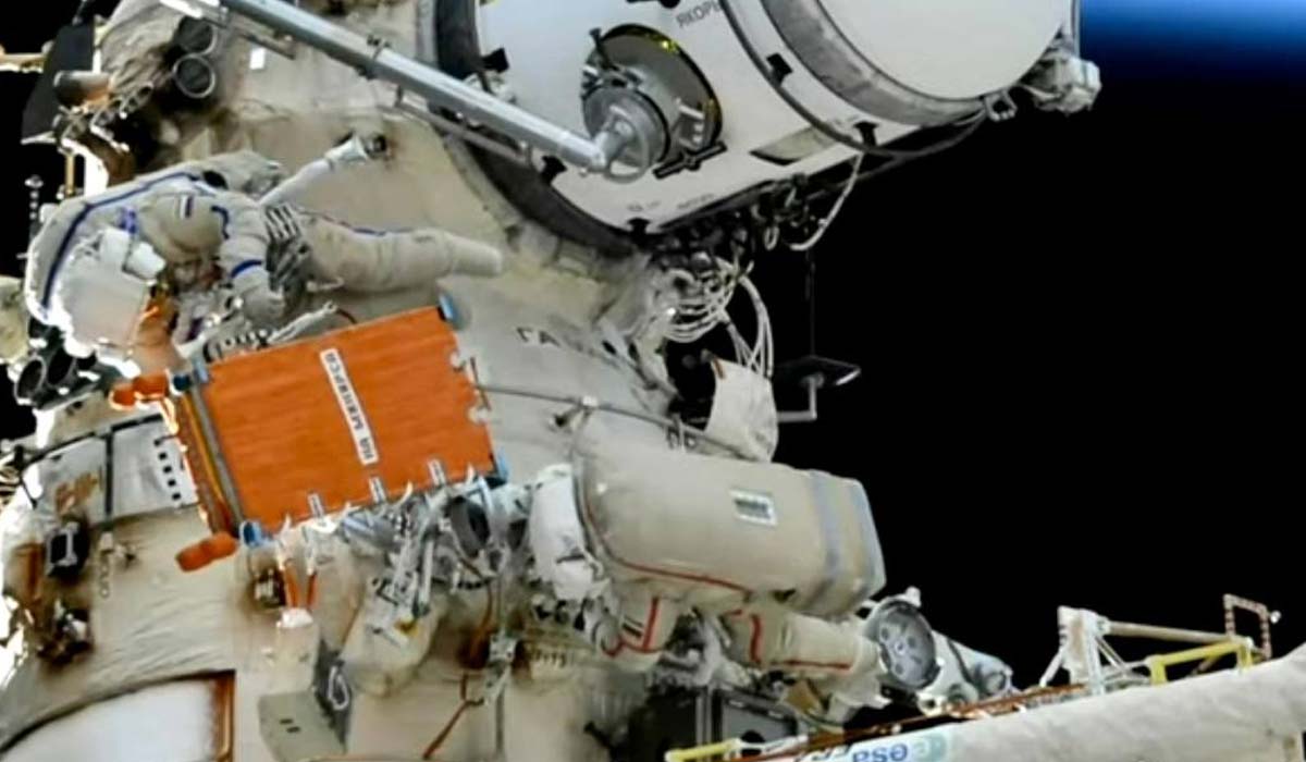 Выход российских космонавтов в открытый космос длился более 7,5 часов