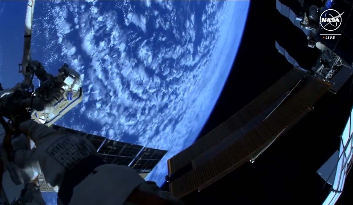 Николай Чуб осматривает и фотографирует внешний радиатор модуля Наука