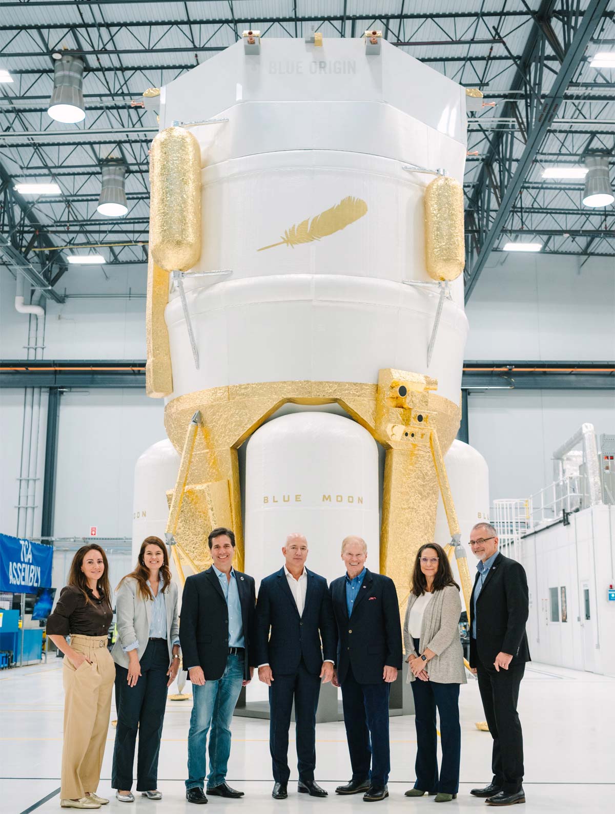 Билл Нельсон, Джеф Безос рядом с макетом-демонстратором грузового посадочного модуля Blue Moon MK1