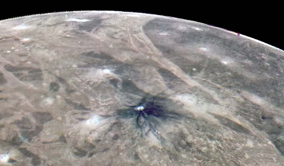 Зонд NASA Juno заметил на поверхности Ганимеда соли и органические вещества