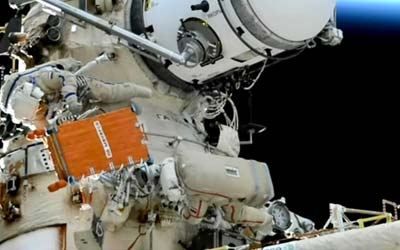 Выход российских космонавтов в открытый космос длился более 7,5 часов