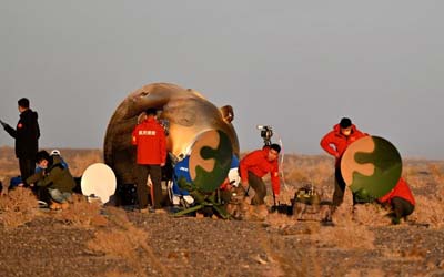 Космонавты космического корабля «Шэньчжоу-16» покинули возвращаемую капсулу