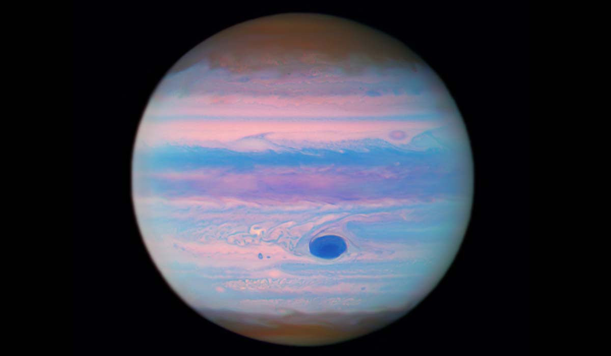 Хаббл сделал фото Юпитера в ультрафиолете