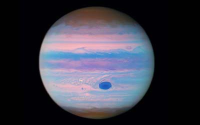 Хаббл сделал фото Юпитера в ультрафиолете