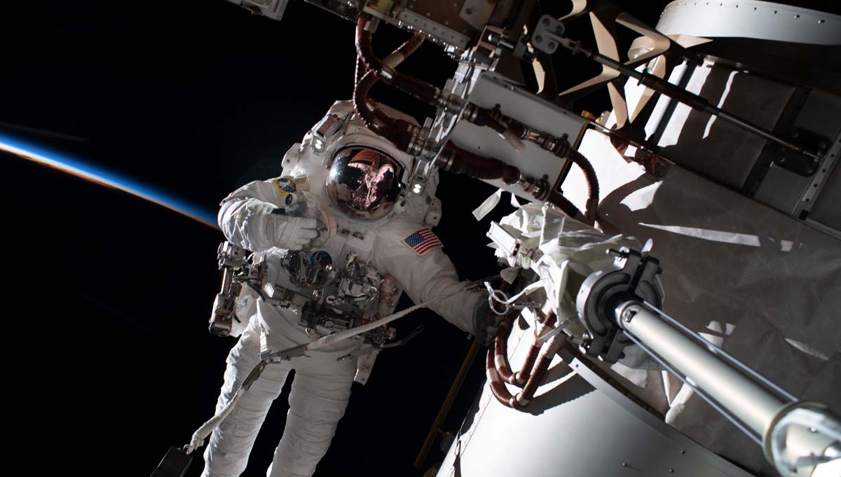 Астронавти NASA вийшли в космос, щоб підготувати місце для останнього набору масивів iROSA
