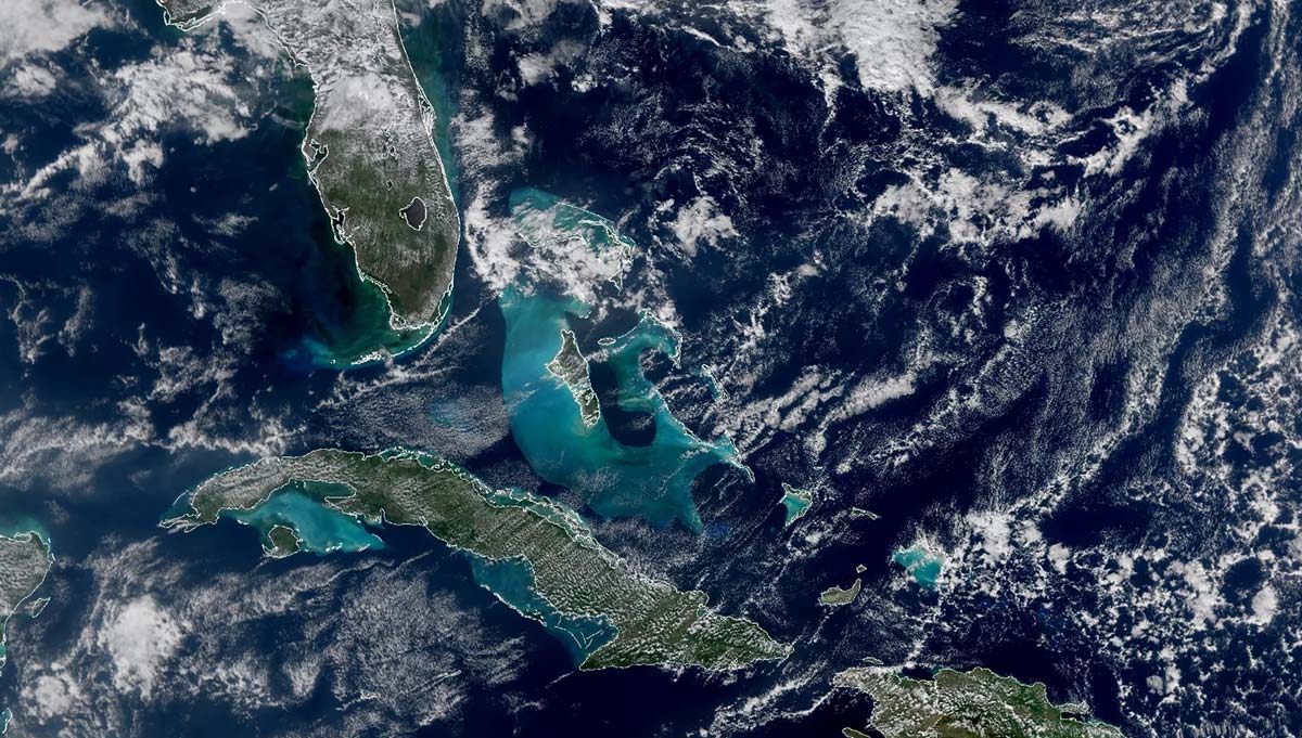 На зображенні вище, зробленому приладом VIIRS NOAA-21, видно колір океану навколо південного краю Флориди та Карибського басейну