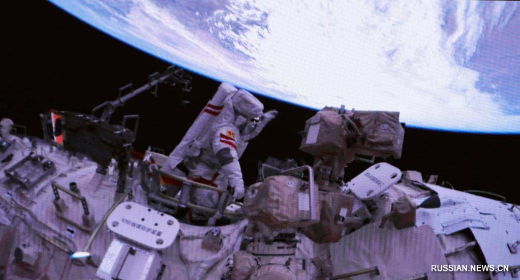 Члени екіпажу космічного корабля «Шеньчжоу-15» здійснили свій перший вихід у відкритий космос