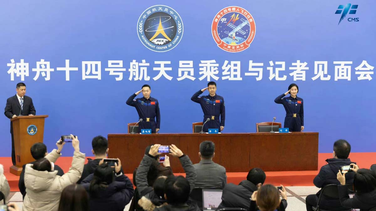 китайские астронавты Чэнь Дун (в центре), Лю Ян (справа) и Цай Сюйчжэ. Фото: Синьхуа