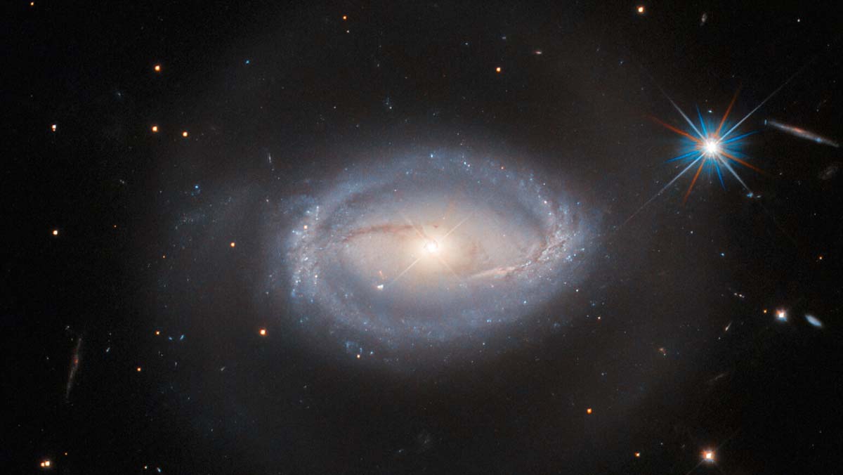 Хаббл дивиться на інтригуючу активну галактику