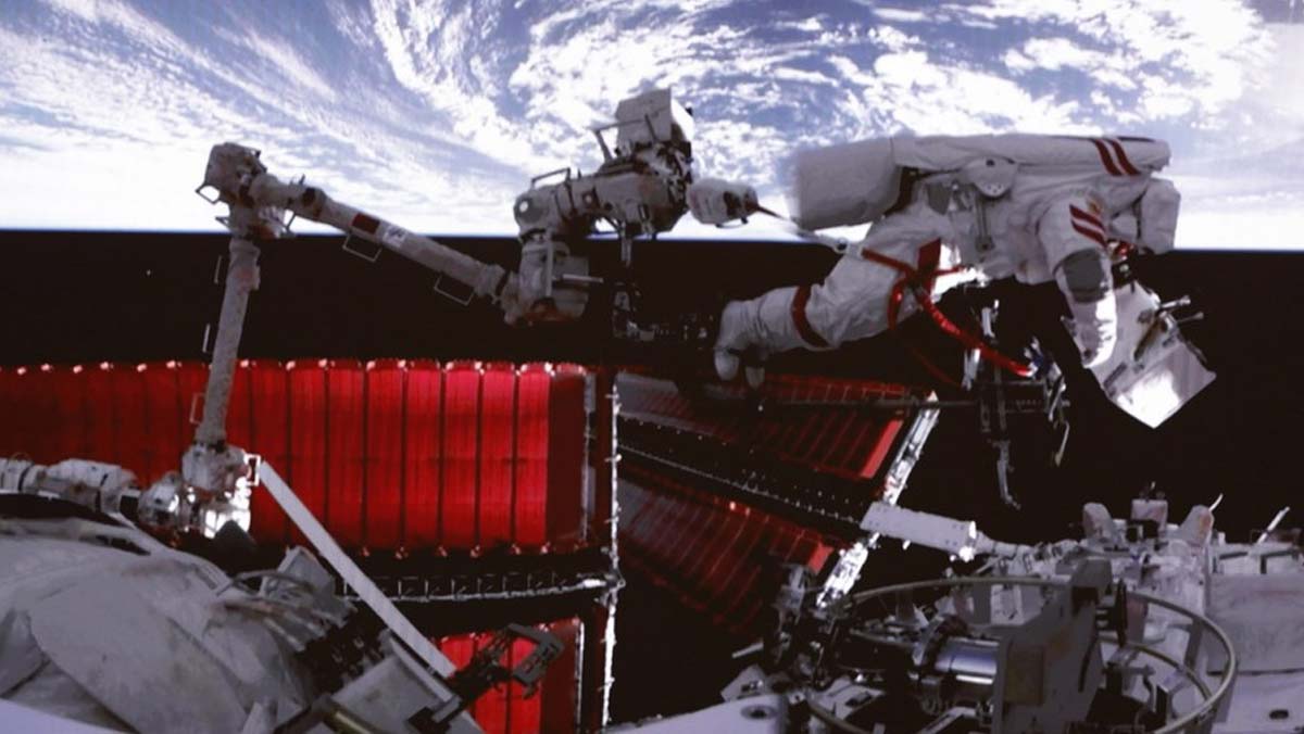 Тайконавты китайского корабля «Шэньчжоу-15» завершили третий выход в открытый космос