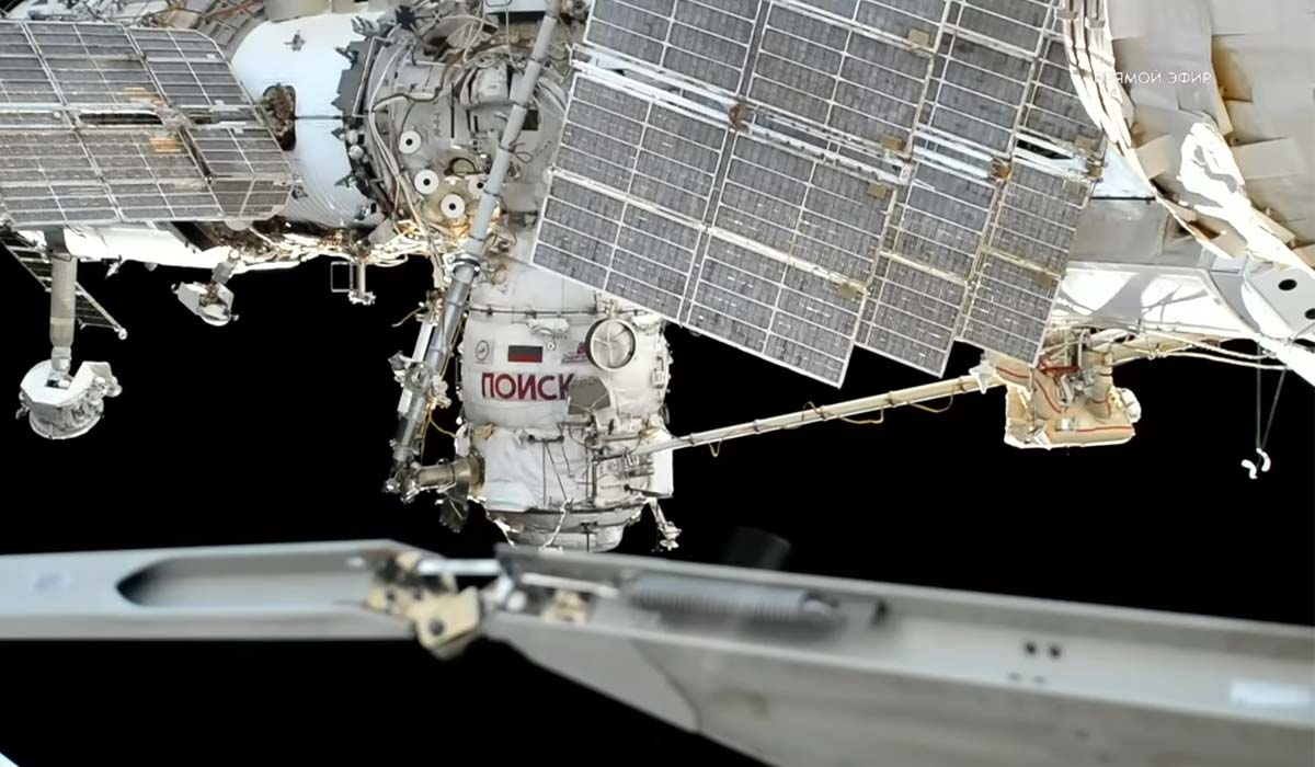 Российские космонавты Сергей Прокопьев и Дмитрий Петелин в понедельник выходили в открытый космос