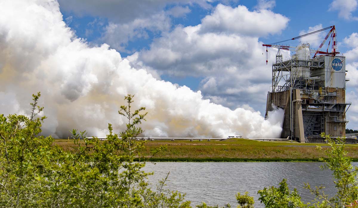 НАСА проверяет критически важные возможности в полете во время горячего испытания двигателя RS-25