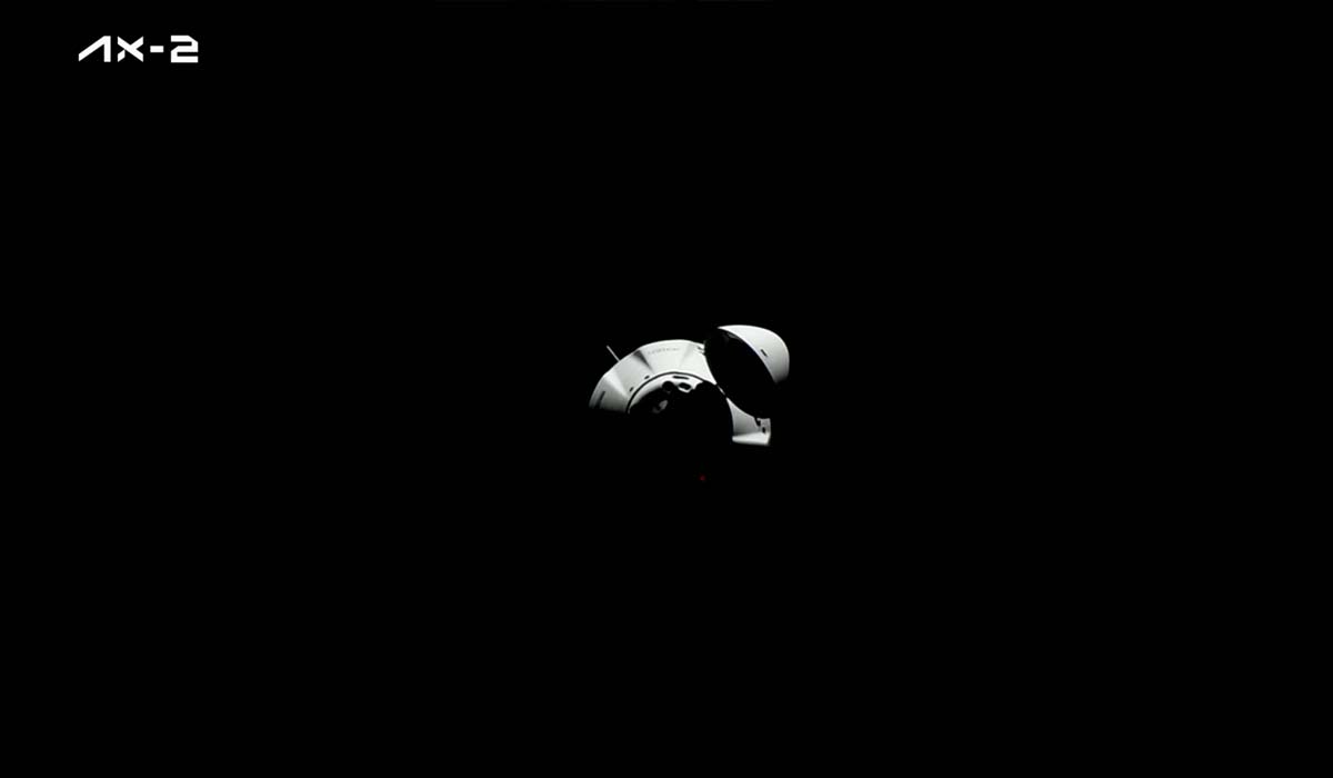 Пилотируемый космический корабль SpaceX Dragon C212 Freedom приближается к МКС