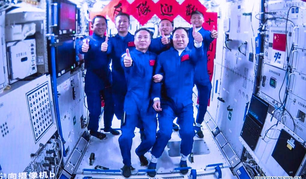 «Шэньчжоу-16» встретился с «Шэньчжоу-15»