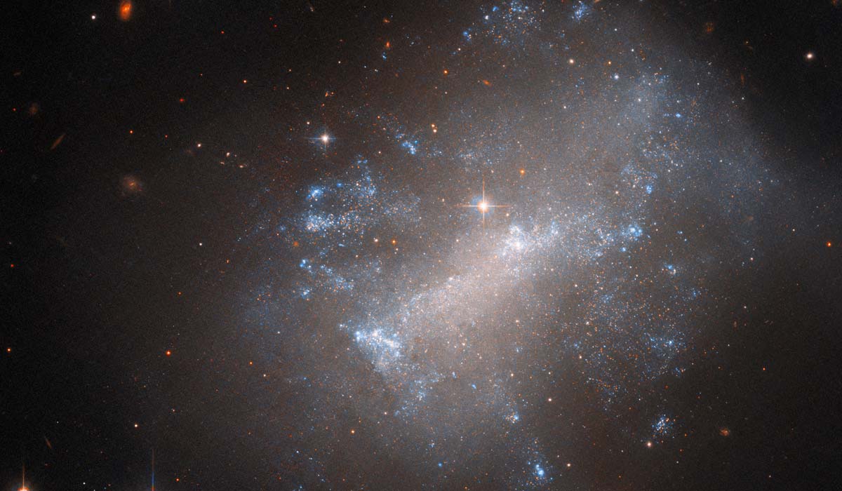 Хаббл запечатлел вздымающуюся неправильную галактику