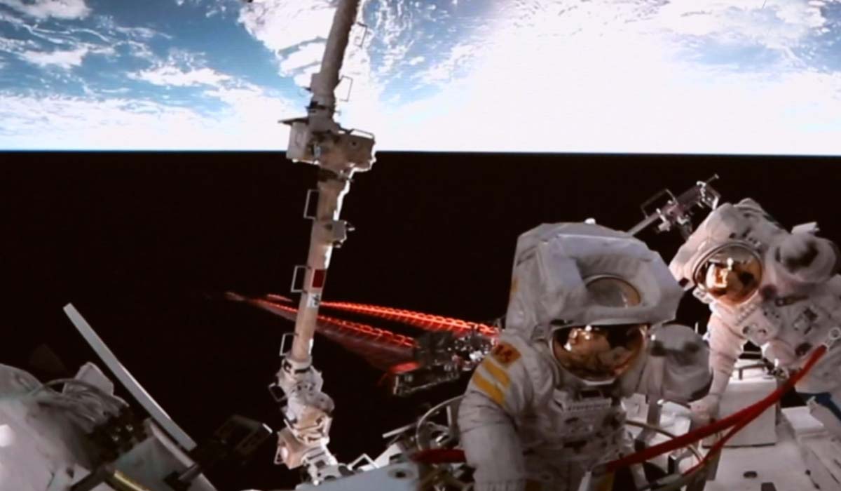 Китайские тайконавты совершили выход в открытый космос