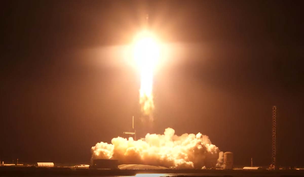 Момент старта ракеты SpaceX Falcon Heavy со спутником связи Jupiter 3 (EchoStar-24) — 29 июля 2023 года