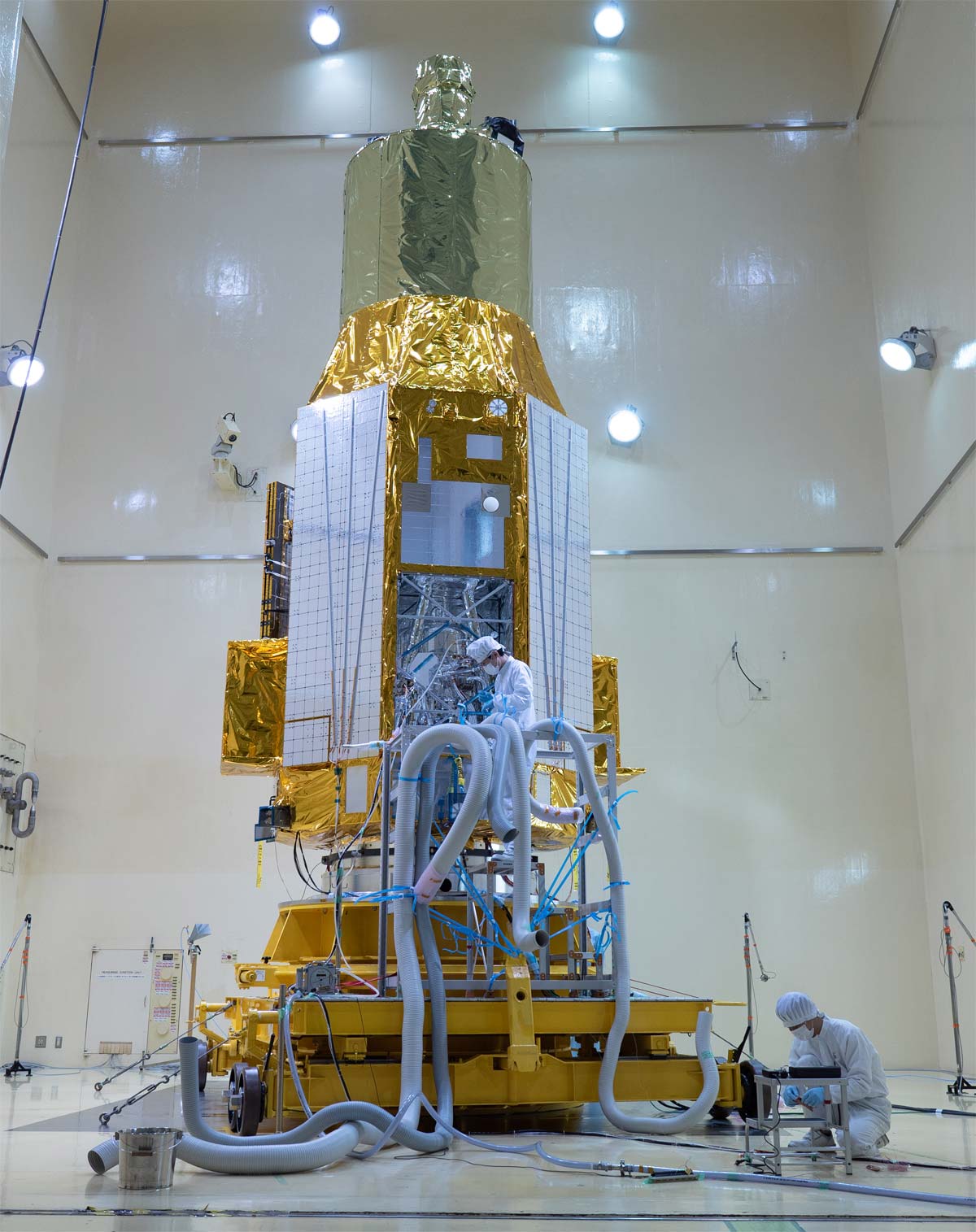 Космический аппарат XRISM во время акустических испытаний