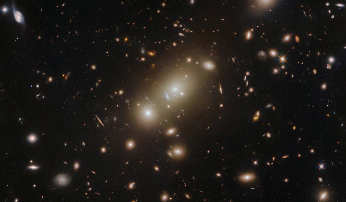 Хаббл дает четкое изображение скопления галактик