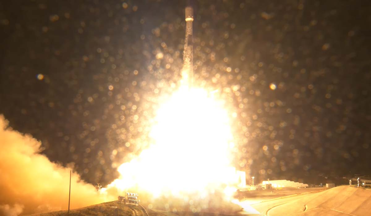 Запуск ракеты Falcon 9 Block 5 с группой спутников Starlink Group 7-1