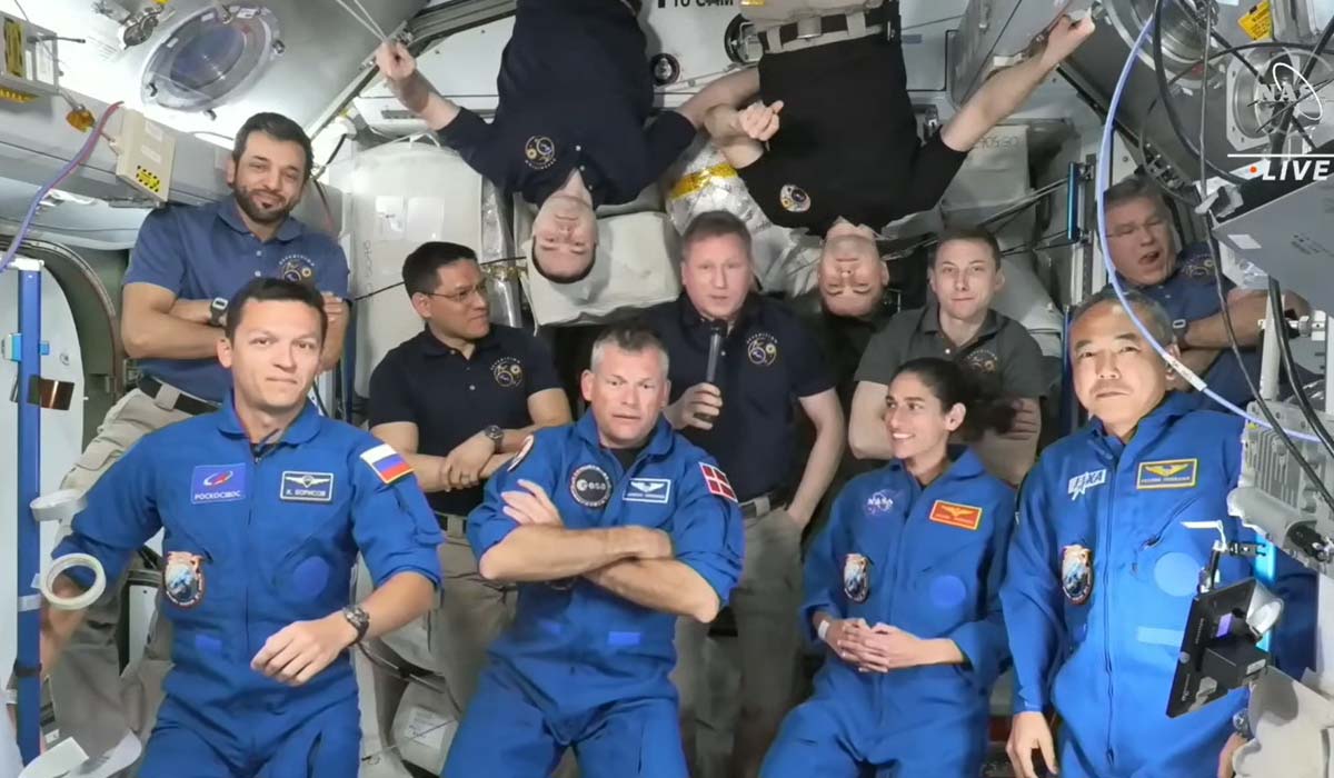 Встреча экипажа МКС и экипажа миссии CREW-7