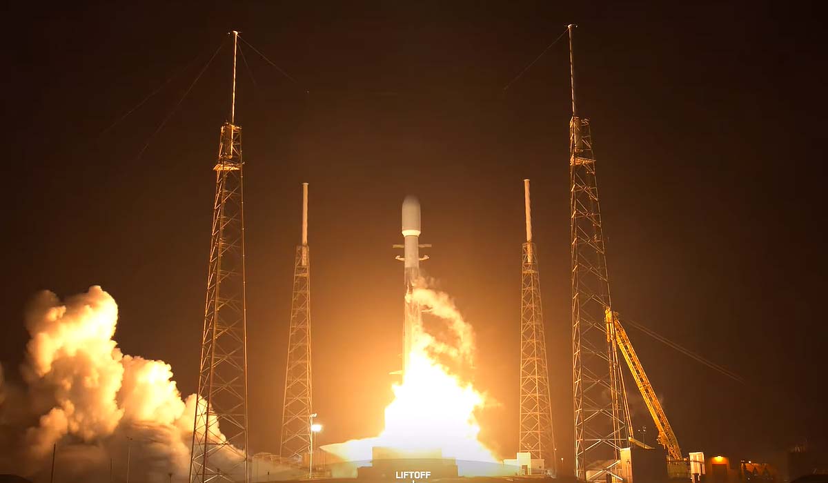 Запуск ракеты Falcon 9 Block 5 с группой спутников Starlink Group 6-13