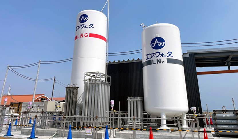 Резервуар, установленный в здании для испытаний на горение на космодроме в Тайки-тё