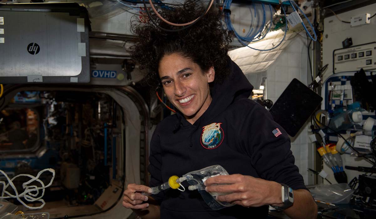 Жизнь на МКС: команда занимается биологией, физикой и проверяет скафандры