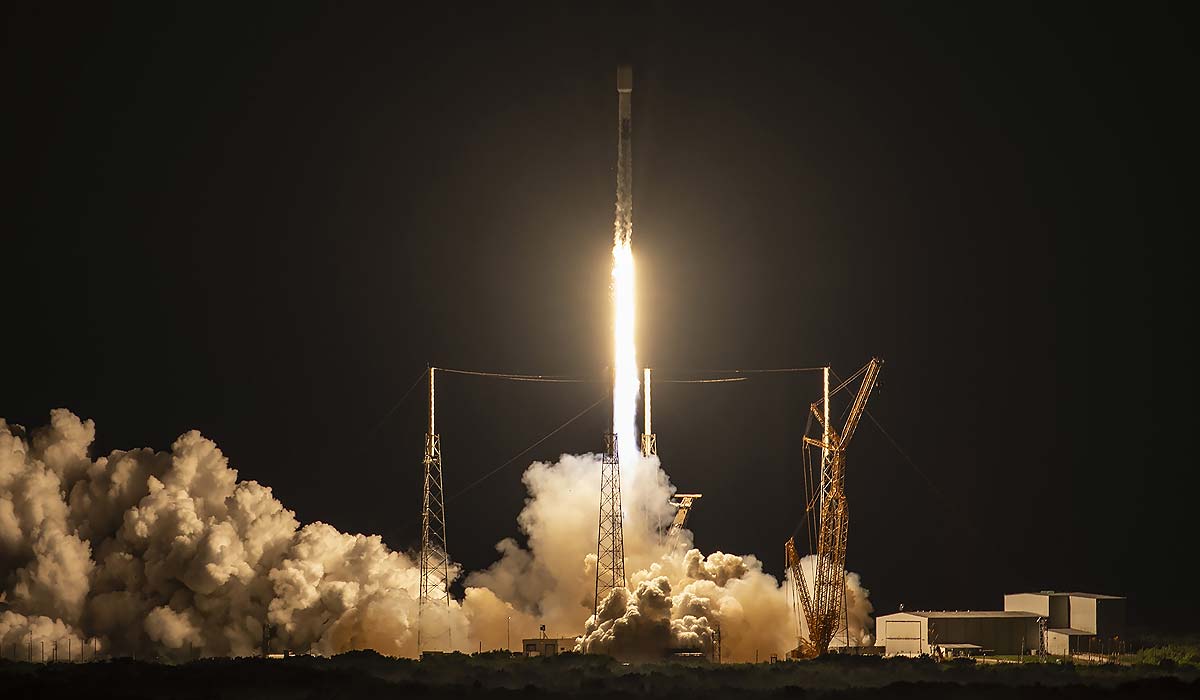 Запуск ракеты Falcon 9 Block 5 с группой спутников Starlink