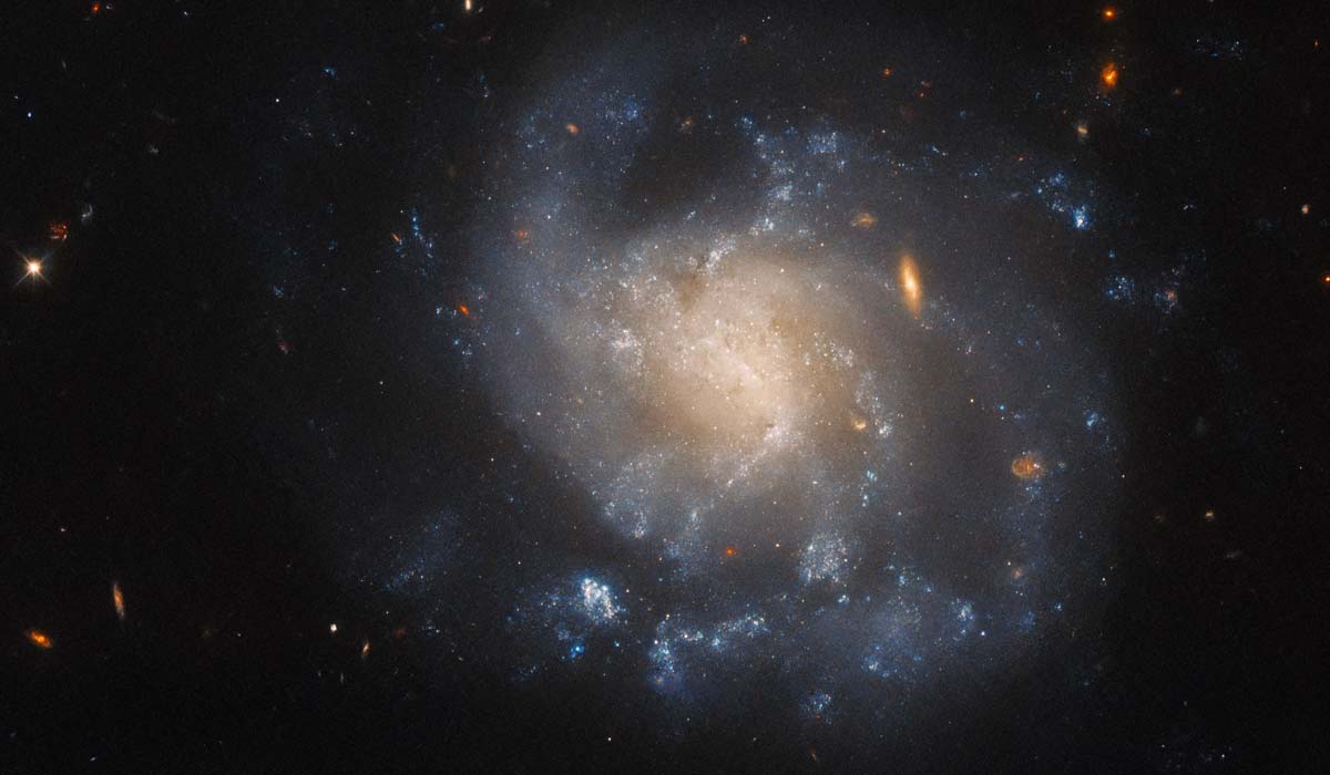 Хаббл снимает закрученную сверхновую