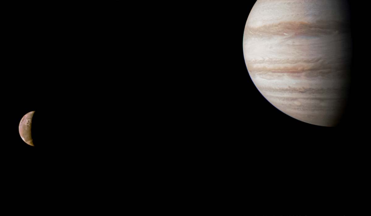 Миссия NASA Juno сняла Юпитер и Ио вместе