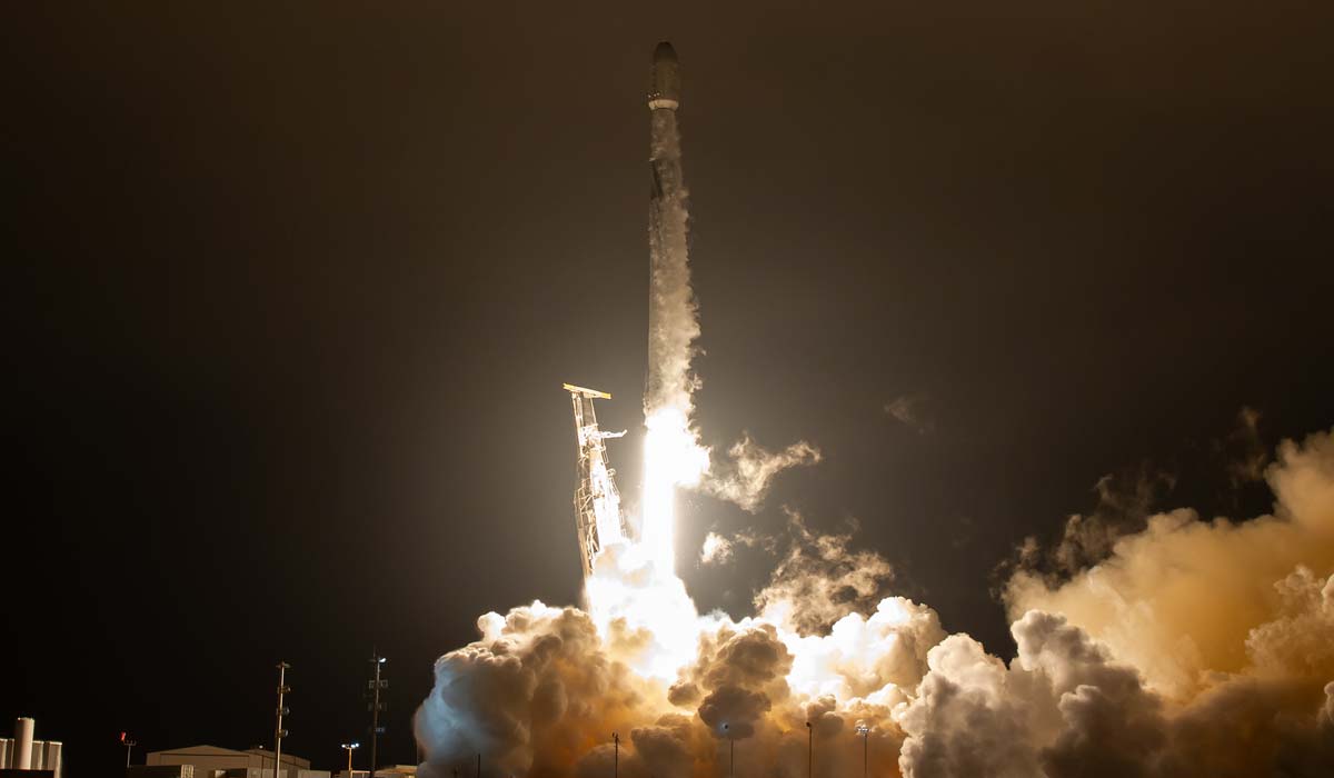 Запуск ракеты Falcon 9 Block 5 с группой спутников Starlink Group 7-3