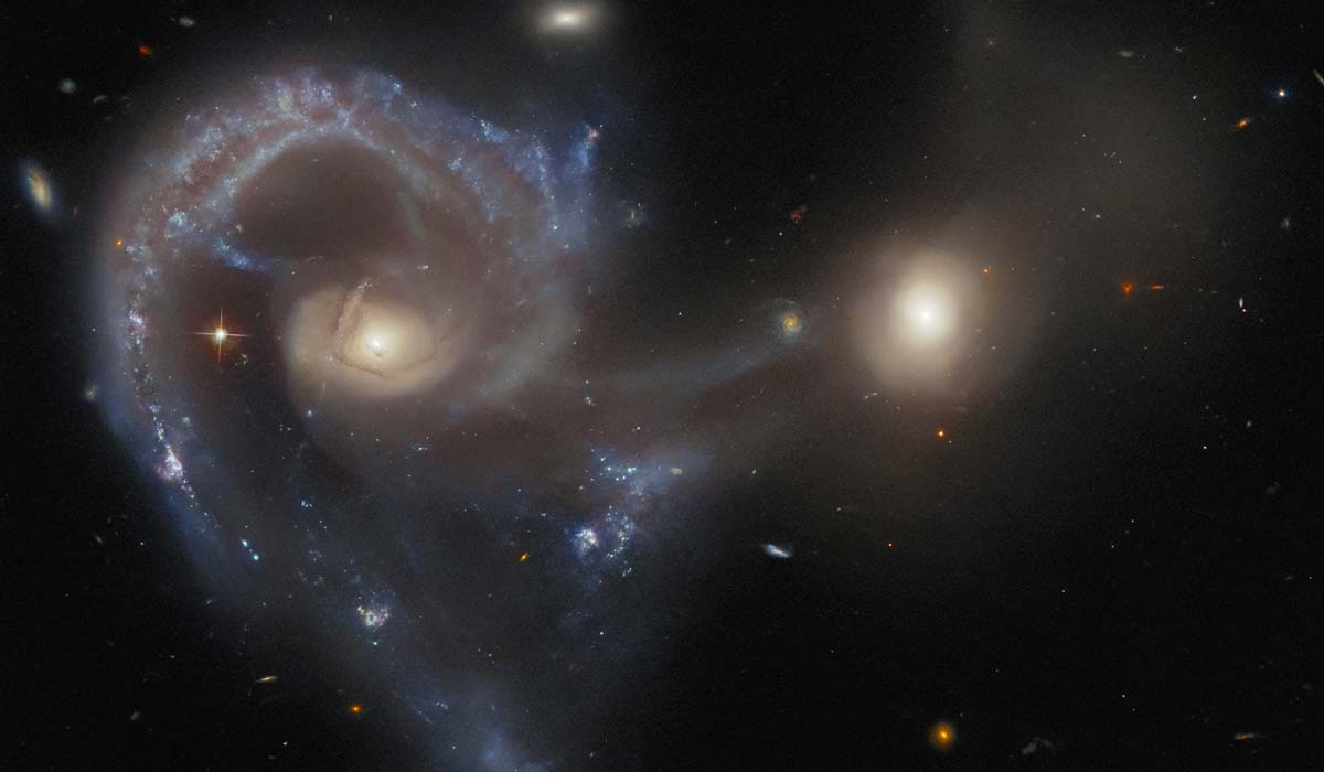 «Хаббл» наблюдает за необычной галактической парой