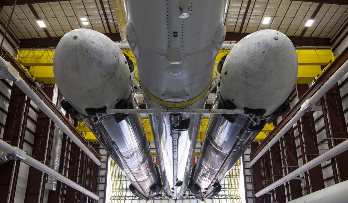 SpaceX запускает двигатели тяжелой ракеты Falcon Heavy перед запуском астероидной миссии Psyche