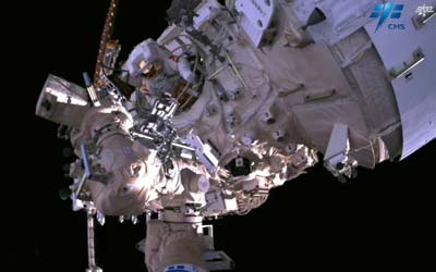 Члены экипажа космического корабля «Шэньчжоу-15» совершили свой второй выход в открытый космос