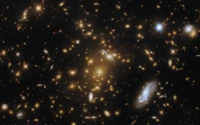 Хаббл сфотографировал скопления галактик, искажающих свет