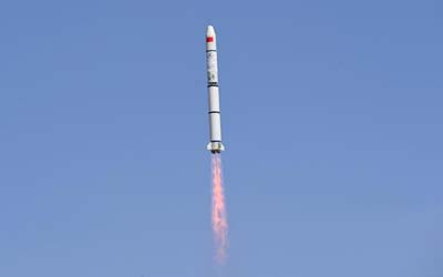 Китай в воскресенье успешно запустил в космос спутник для исследования космического пространства «Аомэнь Кесюэ 1»