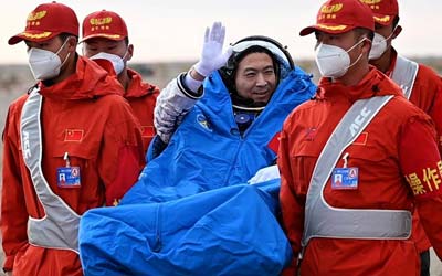 Экипаж космического корабля Шэньчжоу-15 вернулся на Землю