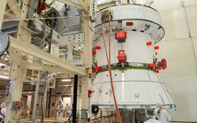 Европейский служебный модуль NASA Artemis II в камере окончательной сборки