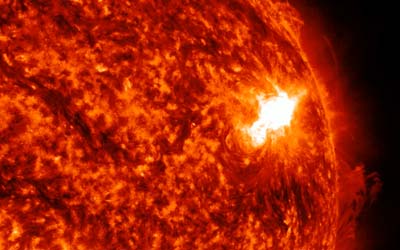 Солнце взрывается мощной солнечной вспышкой класса X, что приводит к отключению радиосвязи на Земле