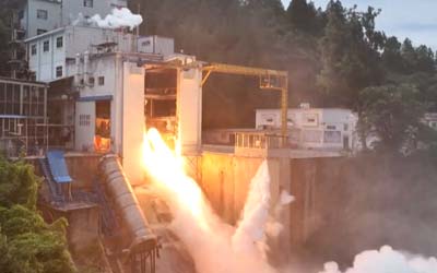 В Китае протестировали новый двигатель для запланированной пилотируемой ракеты на Луну (видео)