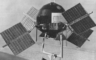 Американська двоступенева ракета Thor-Able запускає Explorer 6, перший супутник, який передає зображення Землі з орбіти