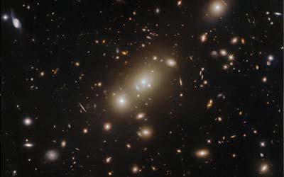 Хаббл дает четкое изображение скопления галактик