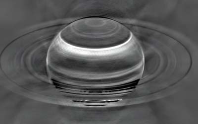 Столетние бури? Именно столько они продолжаются на Сатурне