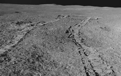 Chandrayaan-3: луноход Прагьян прислал фото поверхности Луны