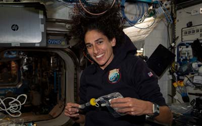 Жизнь на МКС: команда занимается биологией, физикой и проверяет скафандры