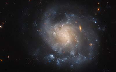 Хаббл снимает закрученную сверхновую