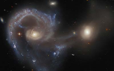 «Хаббл» наблюдает за необычной галактической парой