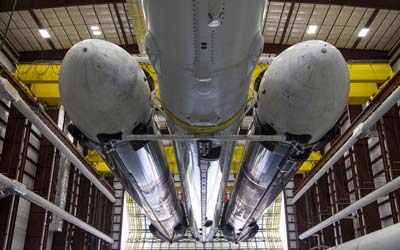 SpaceX запускает двигатели тяжелой ракеты Falcon Heavy перед запуском астероидной миссии Psyche